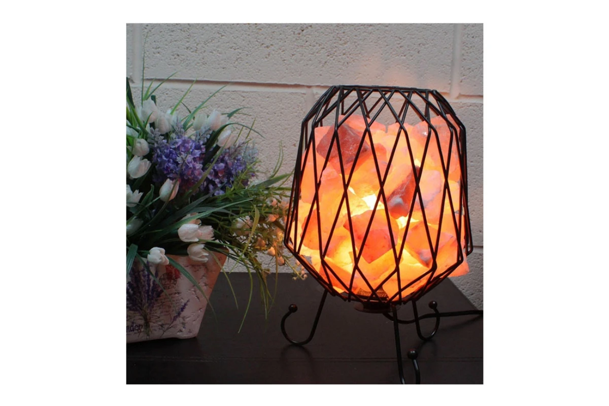 Lampa solna z białą solą himalajską w metalowym koszu 27 cm
