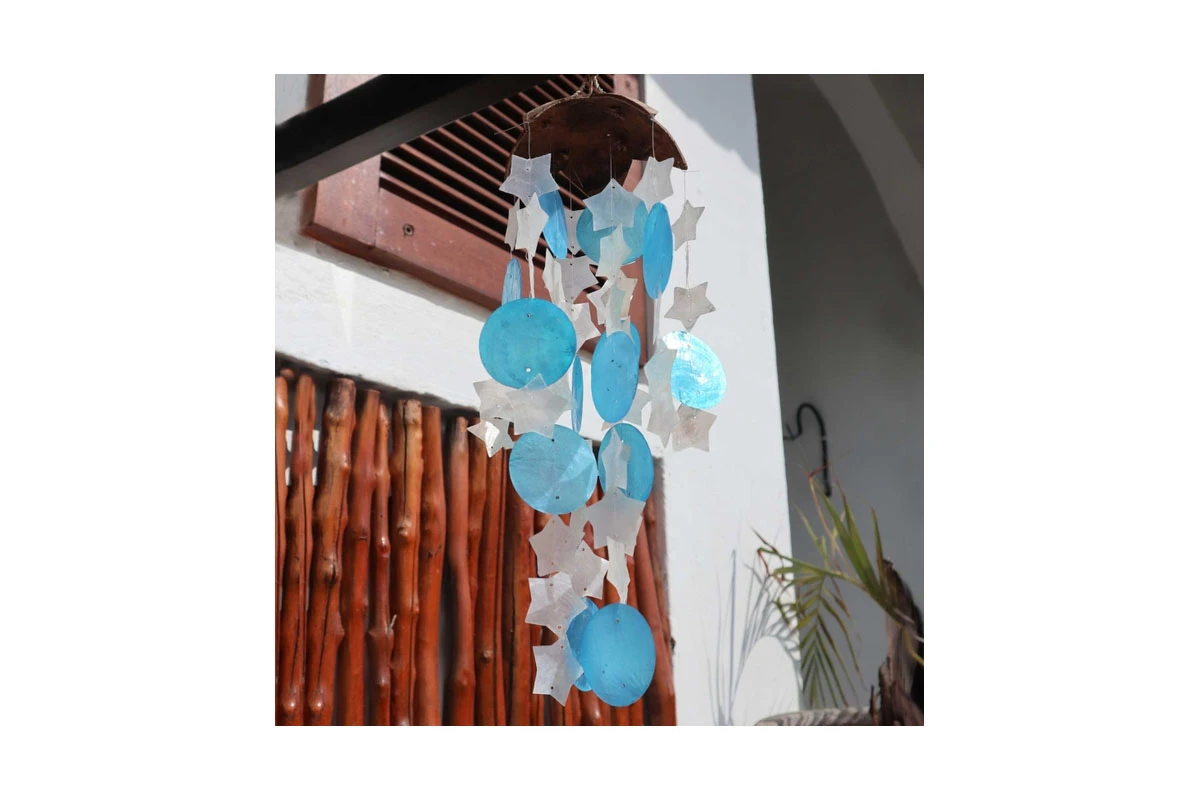 Dzwonek wietrzny z kokosem Blue and White – dekoracja na balkon i taras